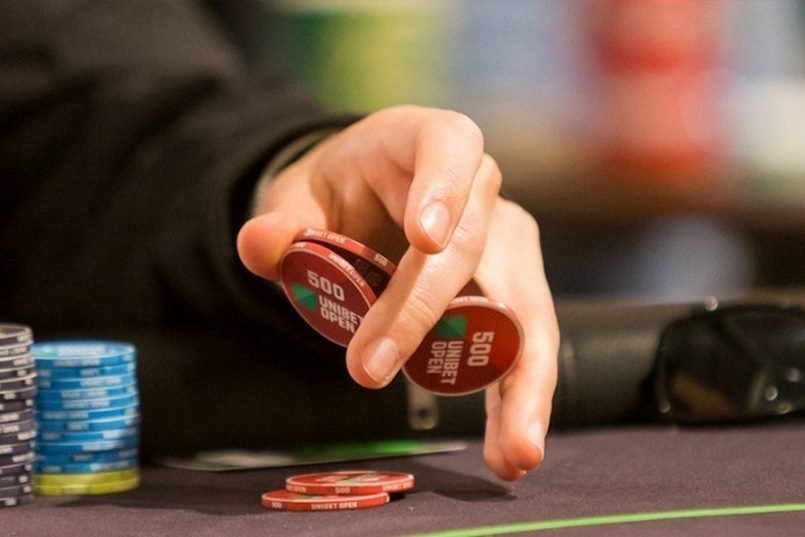 Bluff trong poker chiến thuật hữu hiệu được rất nhiều người biết đến